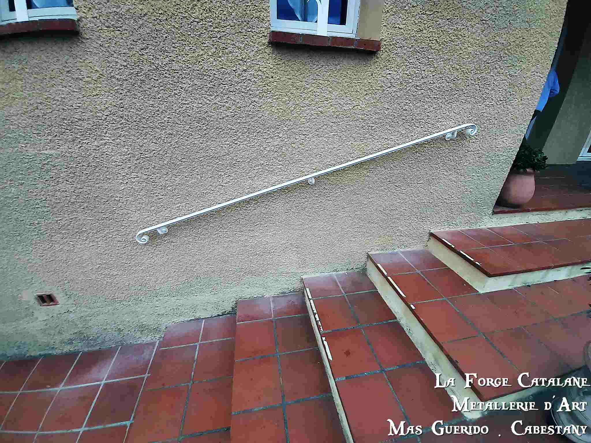 main courante en fer plat et crosses forge forge catalane.jpg